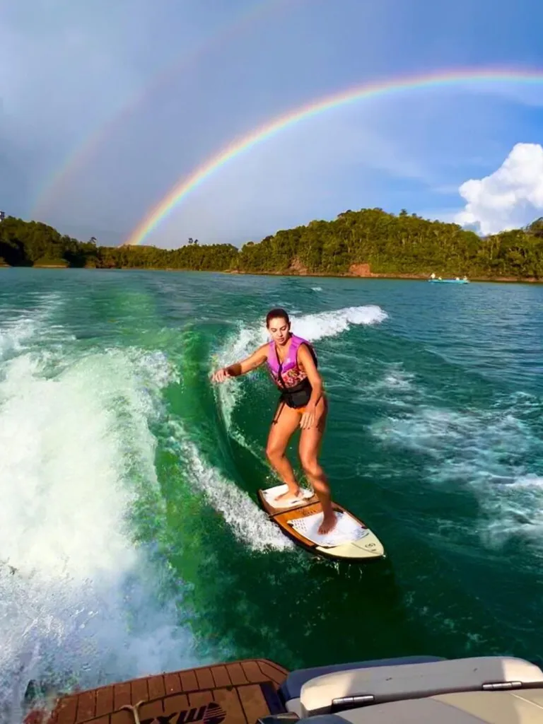 Wakesurf sobre la ola de la lancha en el embalse.