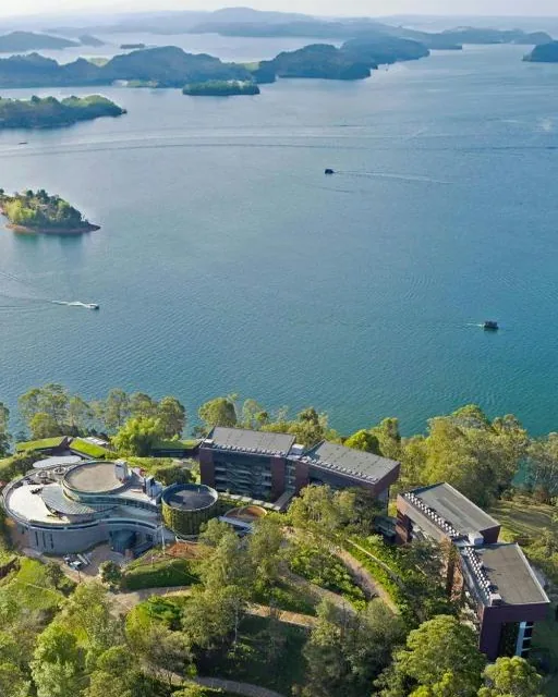 Hotel de arquitectura contemporánea sobre una península del embalse, visto desde el aire.