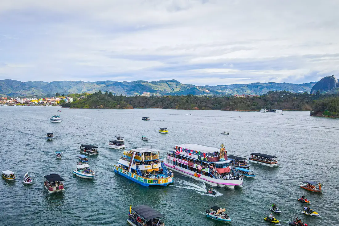 Lanchas y botes de colores navegando por el embalse Peñol–Guatapé.