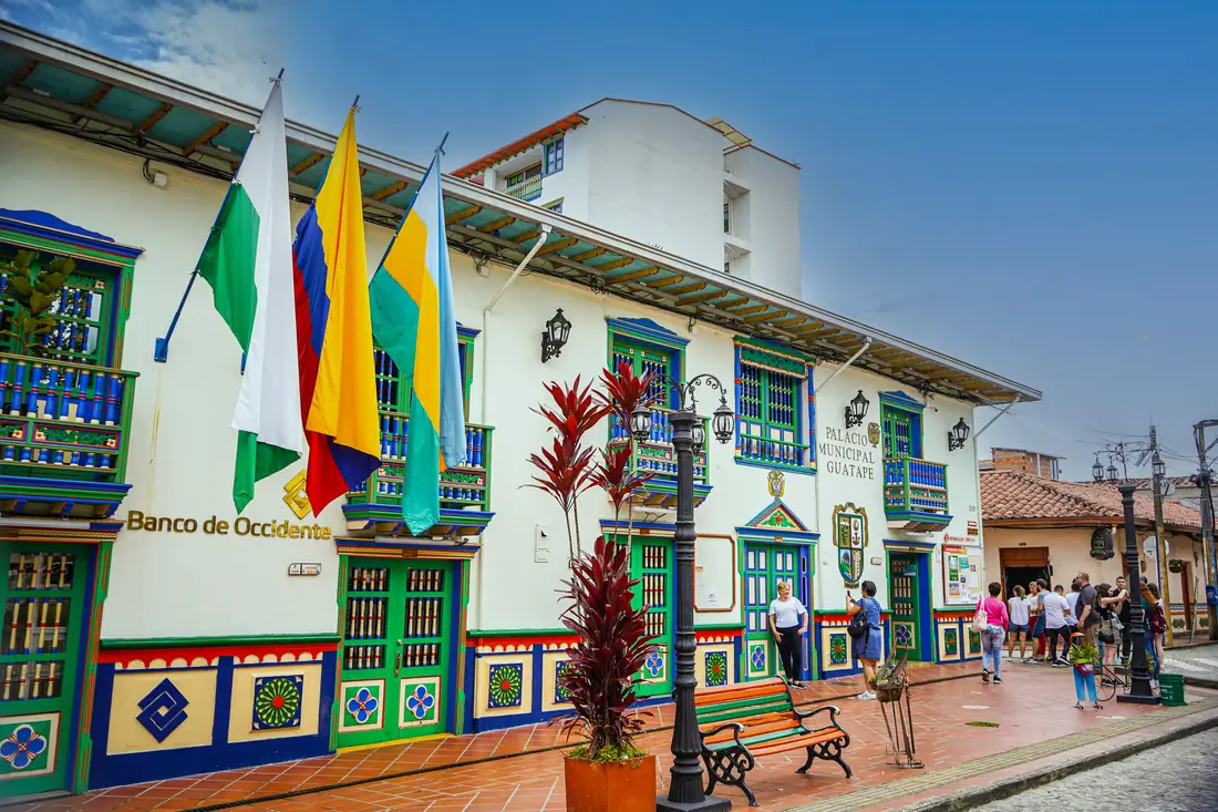 El Palacio Municipal de Guatapé con las banderas de Antioquia, Colombia y el municipio.