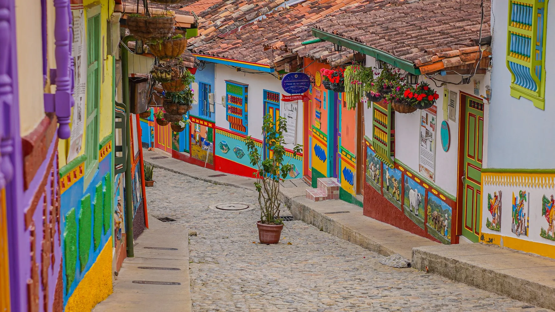 La Calle del Recuerdo con sus fachadas pintadas.