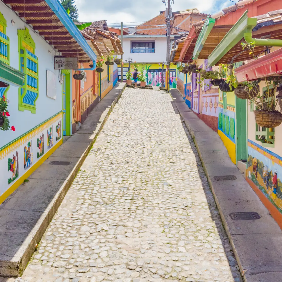 Callejón con zócalos pintados.